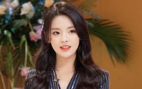 杨超越造句龙丹妮长得不行，胆子太大？这是在内涵老板吗？