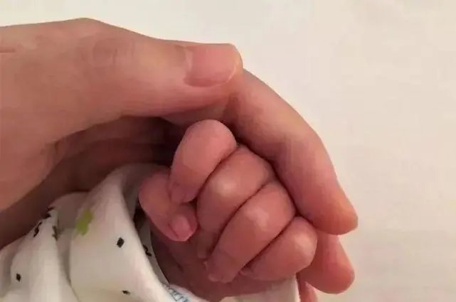 广西三胎妈妈遭家暴，手指被打断仍紧抱孩子，母爱究竟有多伟大？