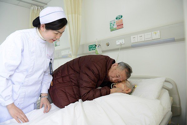 “霸占病房还不让别人进来”，老人白住医院6年，这样的做法背后有何隐情？