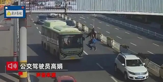 工人悬空挂在天桥下，被公交车接住了，当时的情况有多惊险？