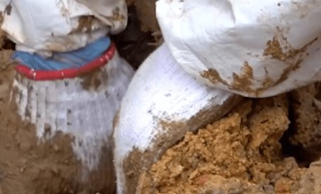 救援人员用手一点点挖出遗物，他们用举动表达了对逝者怎样的尊重？