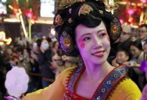 大唐不夜城不倒翁小姐姐时隔1年回归首秀在，这个小姐姐曾是因何走红的？