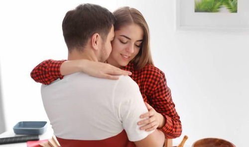 为什么有些人喜欢摸女朋友的脸？女生喜欢这种亲昵的动作吗？