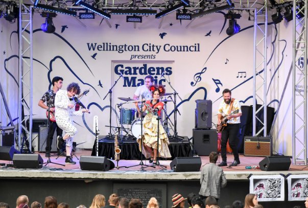 西湖汉服展男演员掉下舞台，举办方安全意识为何这么淡薄？