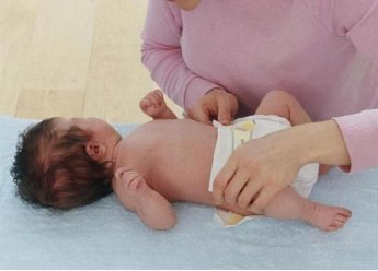 24岁舅舅将12天的外甥女从7楼抛下毙命，为何要从轻处罚？