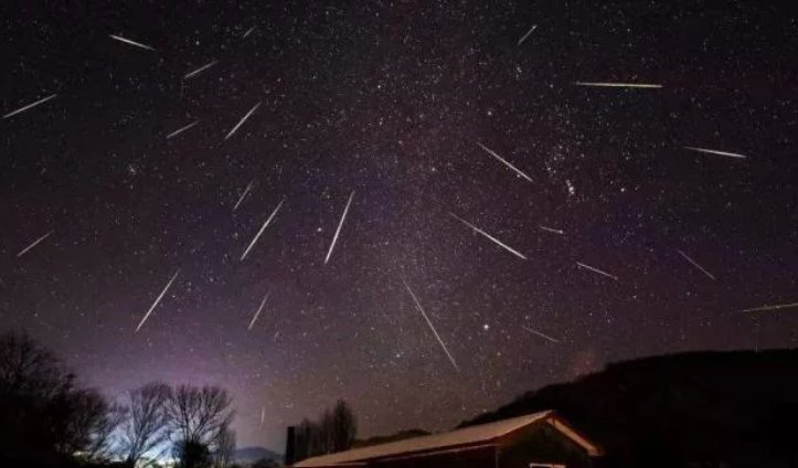 明亮的“火球”划过夜空，英国出现巨大流星，这种现象是什么原因导致的？