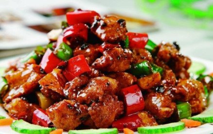 长沙一男子因吃湘菜太辣打喷嚏而要求餐馆免单,该男子的要求是否合理?