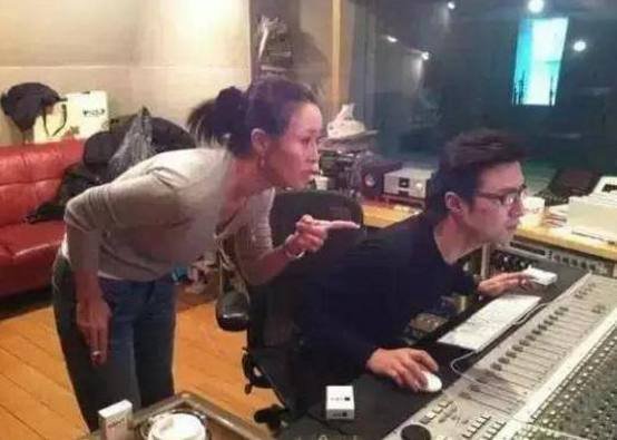 华晨宇在酒吧吸烟的照片被曝光，作为公众人物，此举带来了什么影响？