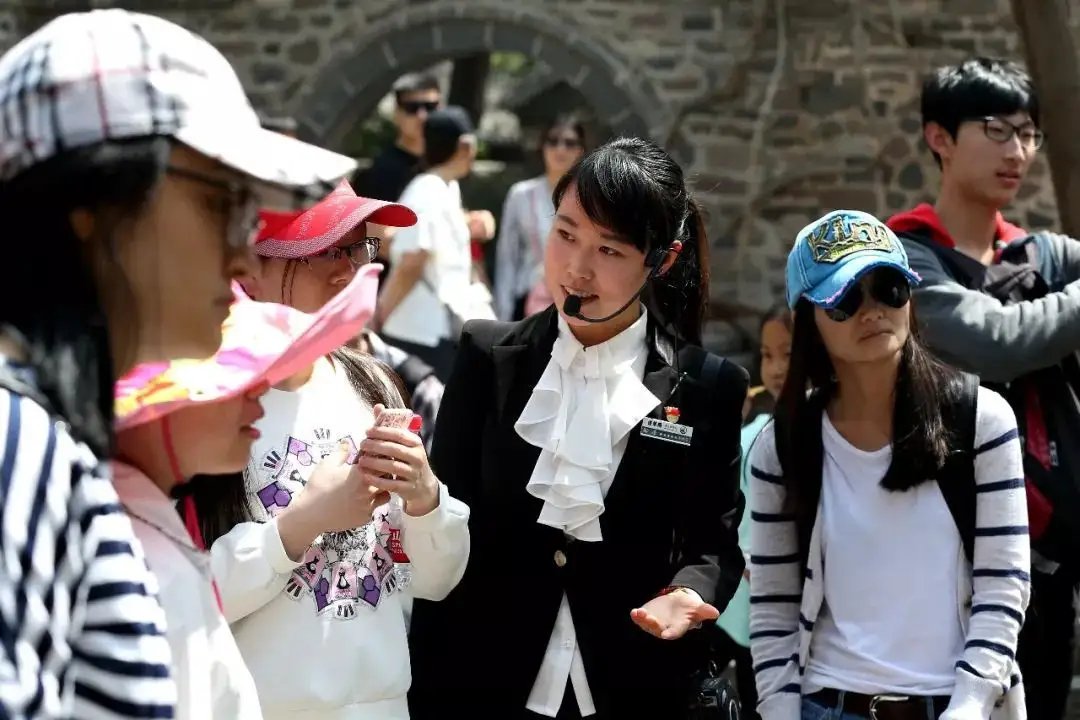 旅游转行干保险,年入六十万,导游们在疫情下如何跨过这道坎?