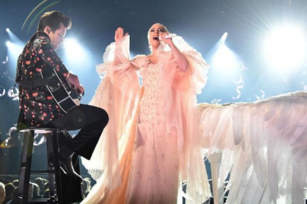 LadyGaga演唱会现场爬到男粉丝身上唱歌，结果发生了什么样事情？