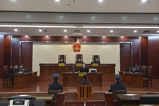 医院原院长伪造CT诊断意见书逾千次并骗保，他需承担哪些法律责任？