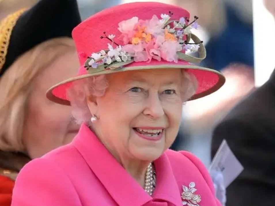 96岁英国女王去世，阿根廷主持人在节目现场开香槟庆祝，他为何会这么做？