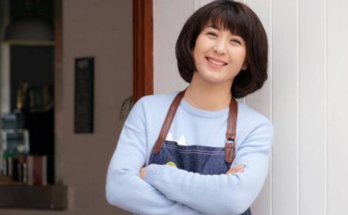 闫学晶儿媳挺孕肚做瑜伽，素颜出镜皮肤白皙，她的身份背景是什么？