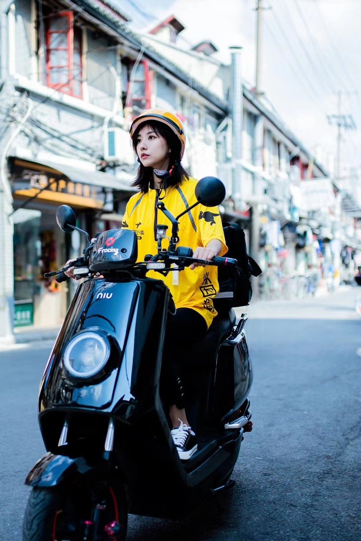 杭州一女生身穿外卖制服跳舞，她为何会有如此举动呢？