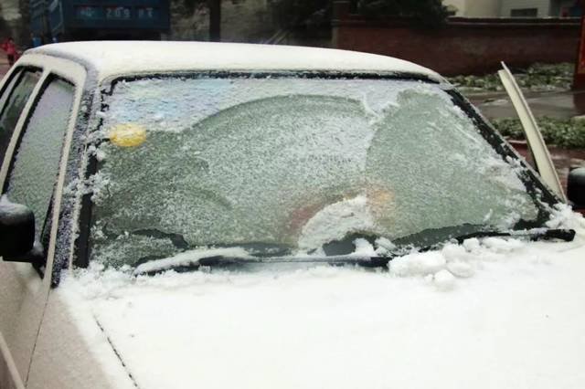 哈尔滨一汽车车窗结冰，司机用铁头功一头撞破，汽车窗户结冰该如何处理？