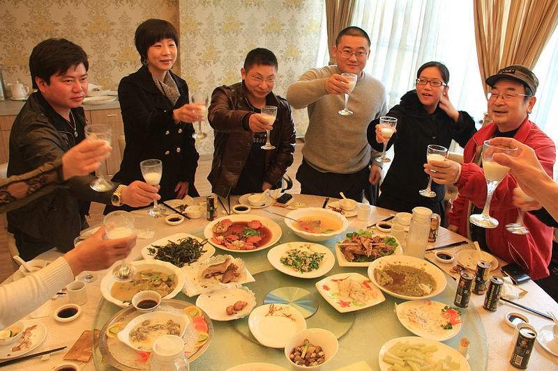 女子吃饭遇上抠门店家阿姨，切肉好似假动作，商家的行为如何定性？