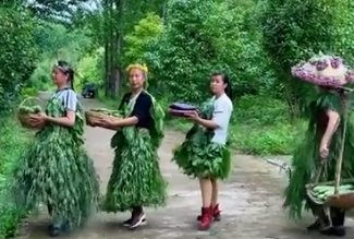 湖南一农村大妈抱自家蔬菜走秀的视频,为什么能这么火?