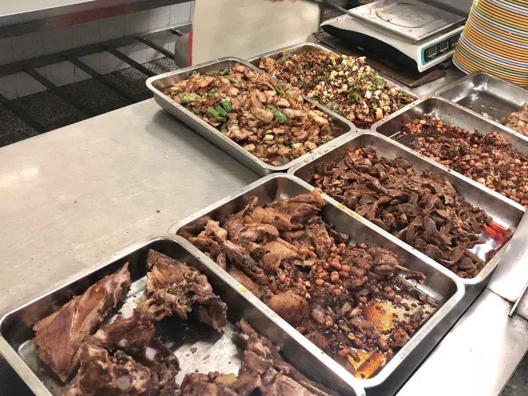 广西一学校六菜一汤自助餐只需5.5元,你觉得这个价格怎么样?