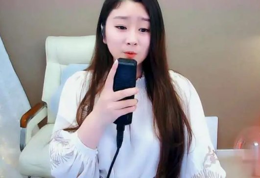 想起我和你牵手的画面,泪水化成雨下满天歌词