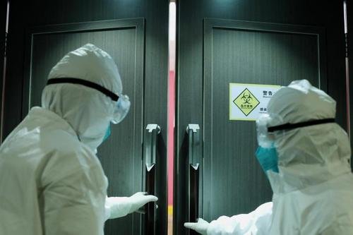 西安一男子“请求隔离”却无人回应,导致一家6口全部确诊,目前情况如何?