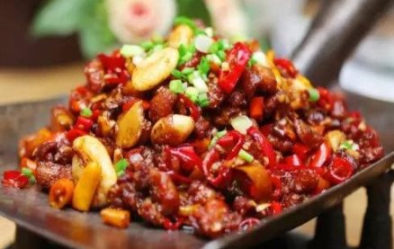 长沙一男子因吃湘菜太辣打喷嚏而要求餐馆免单，该男子的要求是否合理？