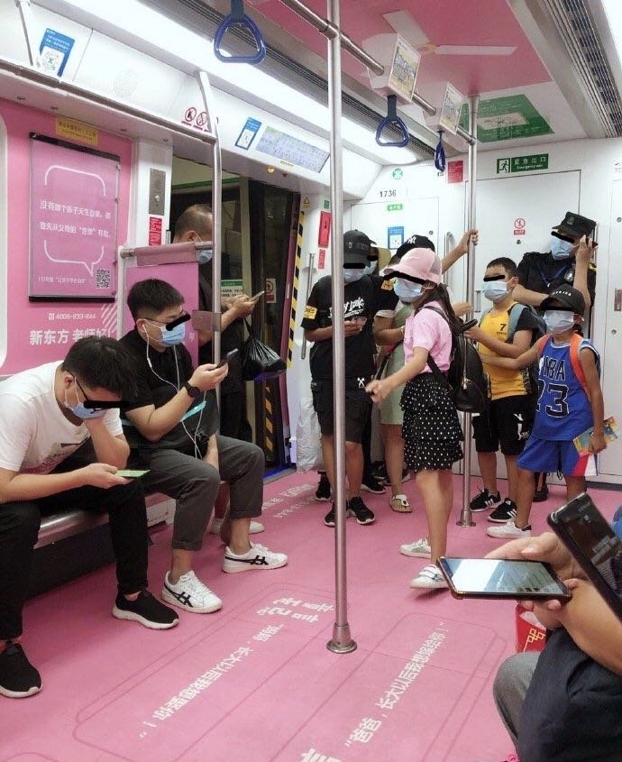 深圳一号线女性车厢内标语引网友热议,标语过分吗?