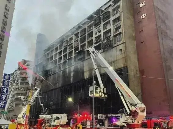 台湾高雄一大楼起火致12死34伤，是否有人为纵火的可能？