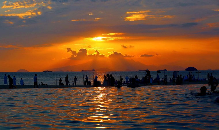 可怜九月初三夜，露似珍珠月似弓。