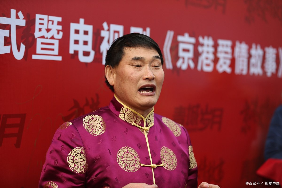 朱之文被村民“吸血”十年,家门被踢开成日常,这样处境的他为何不搬家?