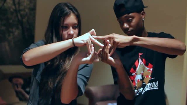 男朋友约会出去，总要带他朋友，这是为什么？