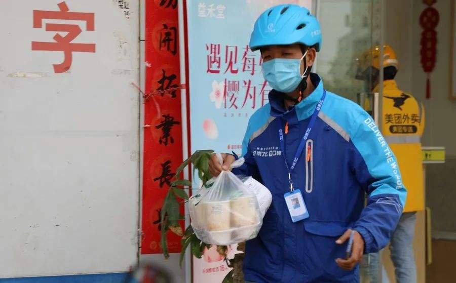 福建一外卖小哥三年多来帮助72名走失者和流浪者回家，此做法值得提倡吗？