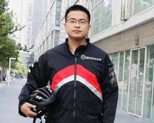 上海跑腿小哥，露宿街头日薪过万，他们的一天有多不易？