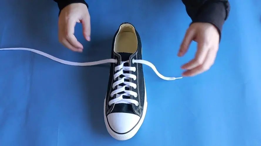 系鞋带的方法图解步骤