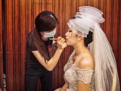 硬核祝福！女子婚礼现场舞扫帚送祝福，对此你有何看法？