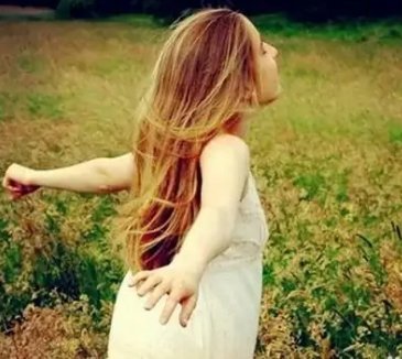 贵州一爷爷去世5岁孙子偷偷跪拜，你怎么看待家人的生离死别？