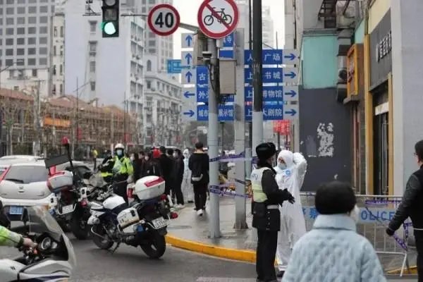 上海徐汇一人核酸检测异常，相关区域暂停非必要流动，当地疫情为何反复？