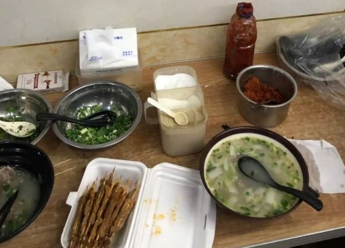 江苏徐州一男子在饭店吃出蟑螂被老板抢走碗，店家为何这么做？