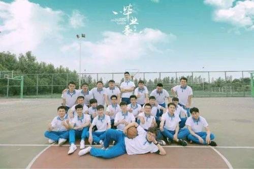 如何看待本科生带老婆孩子拍毕业照成网红的行为?