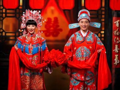 硬核祝福！女子婚礼现场舞扫帚送祝福，对此你有何看法？