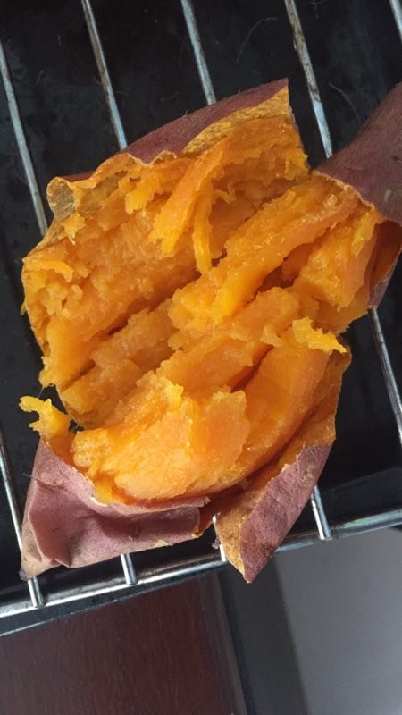 金华一店主见拾荒老人久盯烤红薯立马赠送,店主的这一行为暖到你了吗?