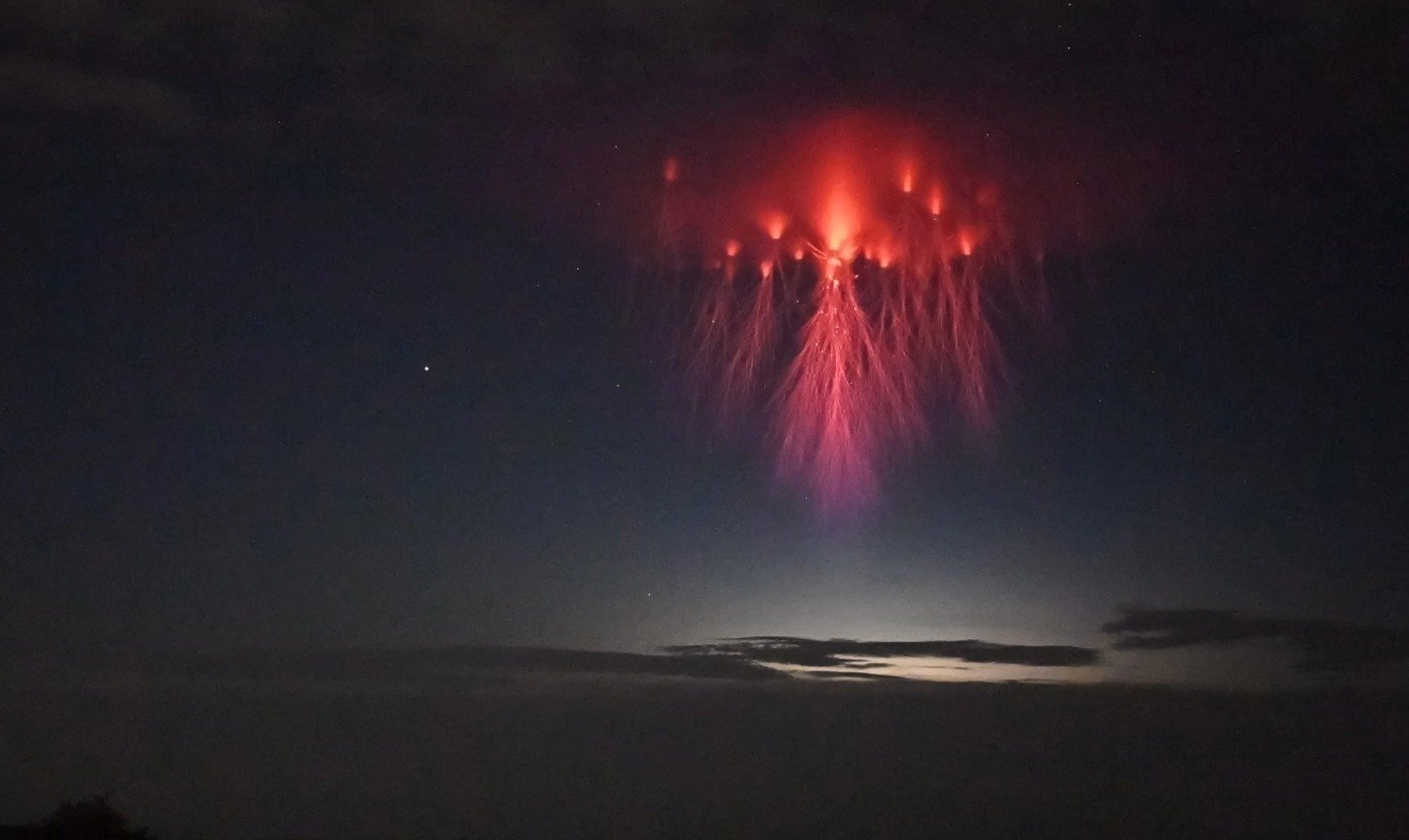 贵阳天空现闪电般红色发光体，这种景象是如何形成的？