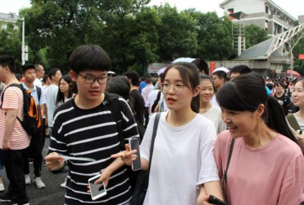 高考分数线两极分化