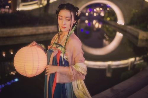 “众里寻她千百度，蓦然回首那人却在灯火阑珊处！”最准确的解释？