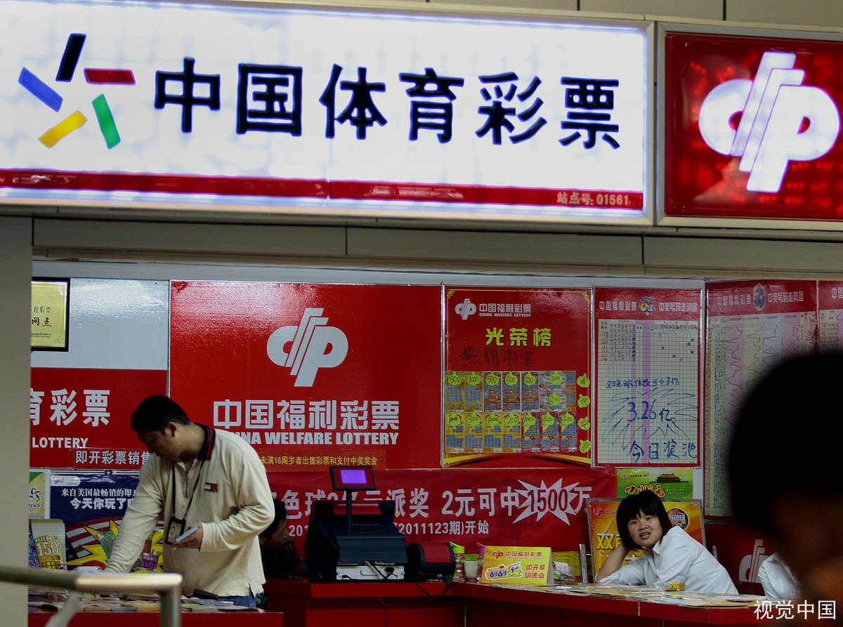 河南男子去年中千万没花完今年又中千万，他在领奖的时候是什么样的？