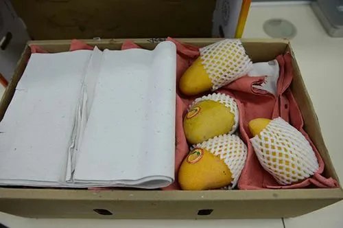 女子买1筐芒果，竟遭5斤水泥压秤，消费者遇到这种状况该怎么办？