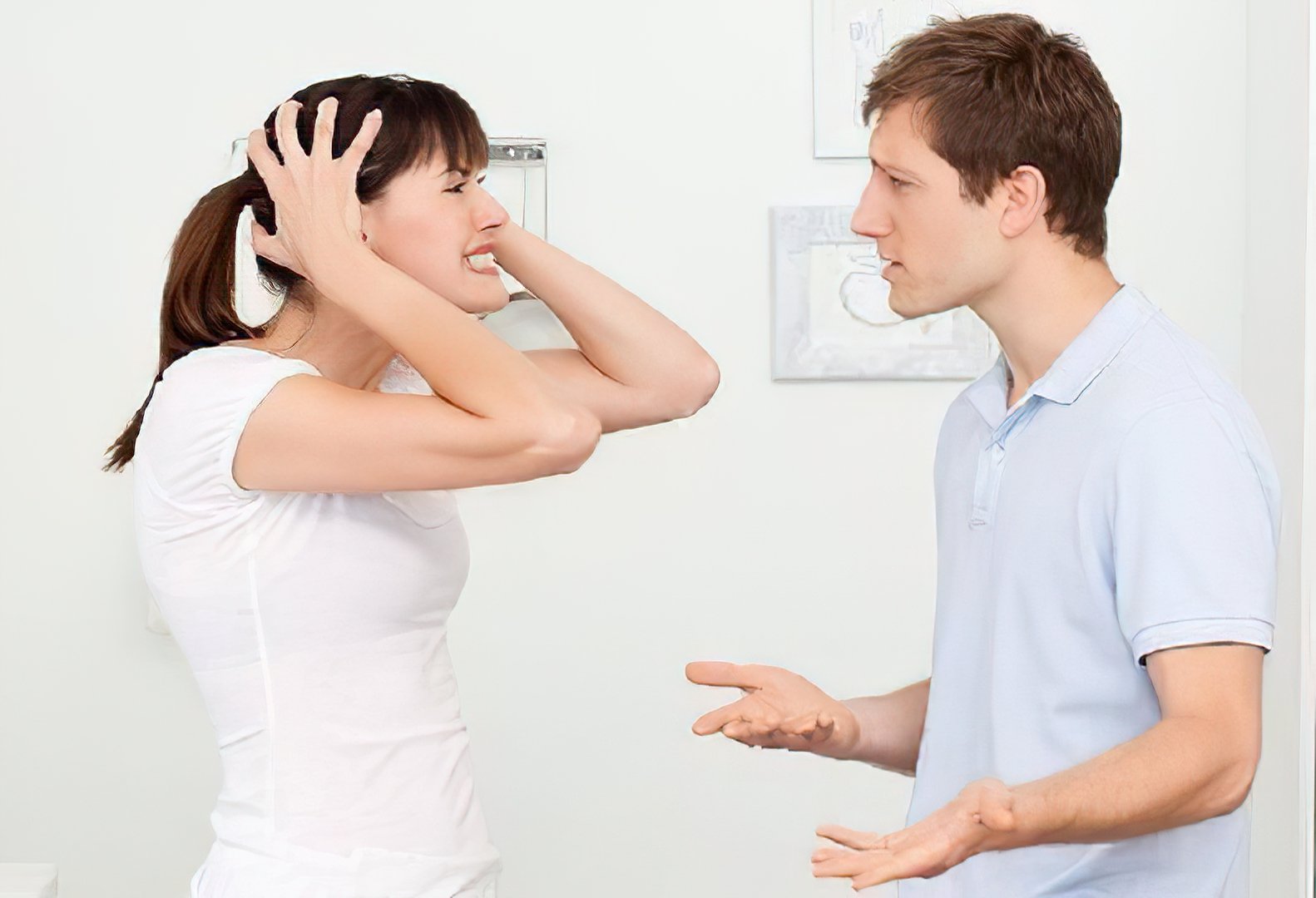 家人把孩子忘车内互相推卸责任，到底是谁把孩子落车内的？