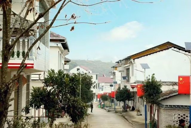 庄稼地现两层楼高豪华公厕引发热议，官方对此作何回应？