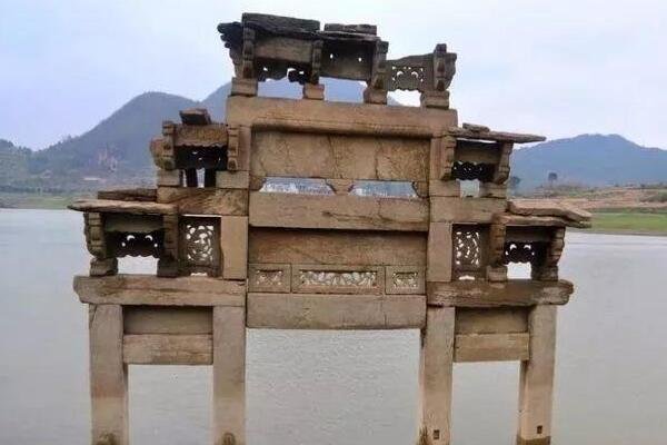 湖北石家晚水库出现清代古牌坊，当初是如何被没入水中的？