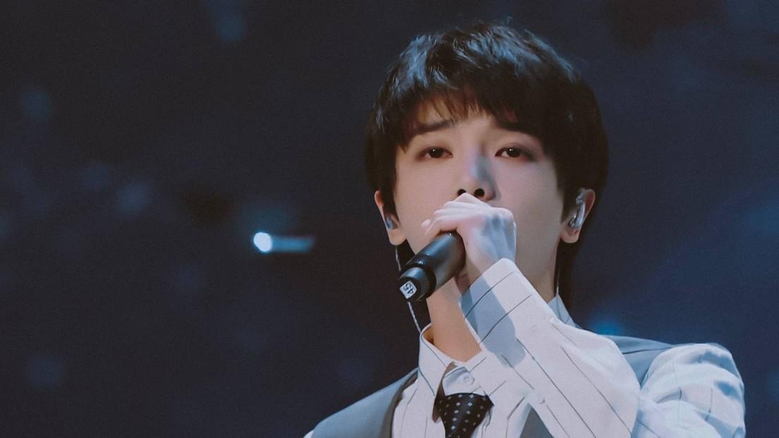 华晨宇在酒吧吸烟的照片被曝光，作为公众人物，此举带来了什么影响？