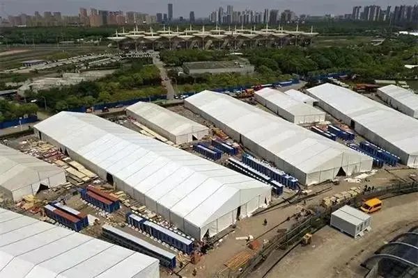 男子出方舱后在上海街头睡了23天,他为何会无处可去?